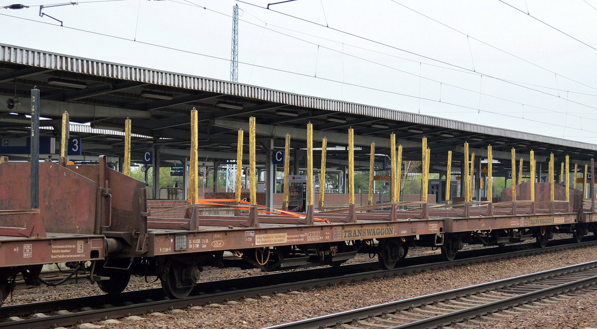 Flachwageneinheit mit geradem Fußboden (und Rungen) vom Einsteller TRANSWAGGON zum Transport von Stammholz mit der Nr. 24 RIV 80 D-TWA 4305 574-3(P) Laas am 12.04.16 Bf. Flughafen Berlin-Schönefeld.