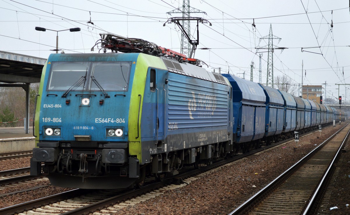 Fleißig wie die Bienen, auch wenn der Gesamtumsatz an transportierten Gütern per Bahn im letzten Jahr wiederholt in Europa und in Deutschland um einige Prozentpunkte gesunken ist, die PKP Cargo konnte nach meinen Beobachtungen und ihren eigenen Firmenangaben ihren Umsatz an transportierten Gütern zum Leidwesen der DB um einiges steigern. Hier die EU45-804/189-804 mit Kohlezug am 29.02.16 Bhf. Flughafen Berlin-Schönefeld.