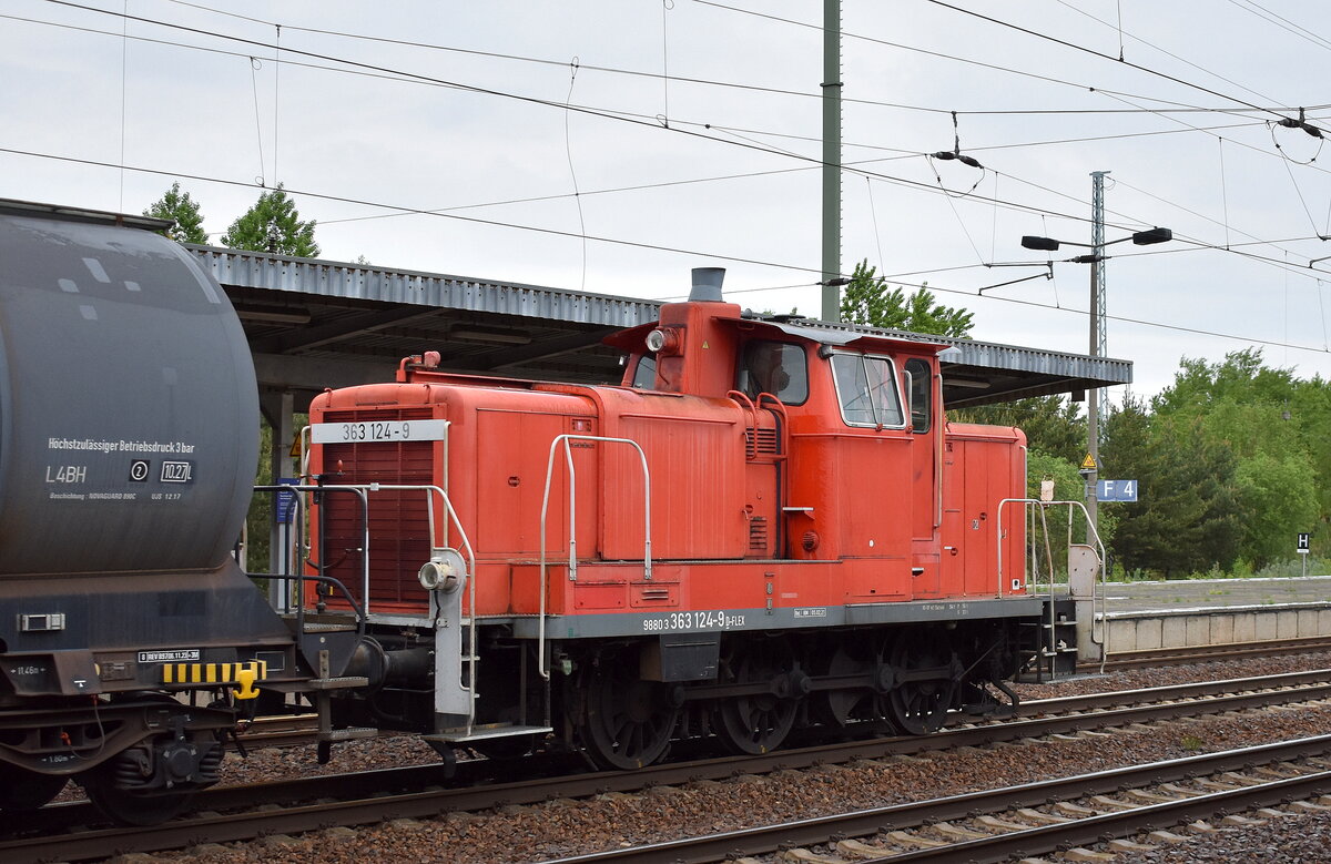 Flex Bahndienstleistungen GmbH, Leipzig mit ihrer  363 124-9  (NVR:  98 80 3363 124-9 D-FLEX ) am Ende eines Kesselwagenzuges  (für Düsenkraftstoff/Kerosin) gezogen von  151 17-8  am 03.05.25 Höhe Bahnhof Schönefeld b. Berlin.