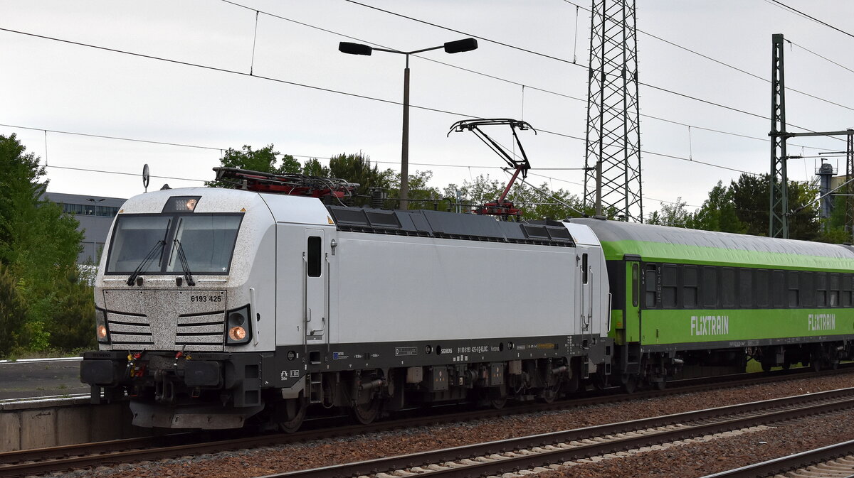 FlixTrain GmbH, München [D] mit der geleasten ELL Vectron  6193 425  [NVR-Nummer: 91 80 6193 425-6 D-ELOC] Zug Durchfahrt Bahnhof Schönefeld b. Berlin am 03.05.25
