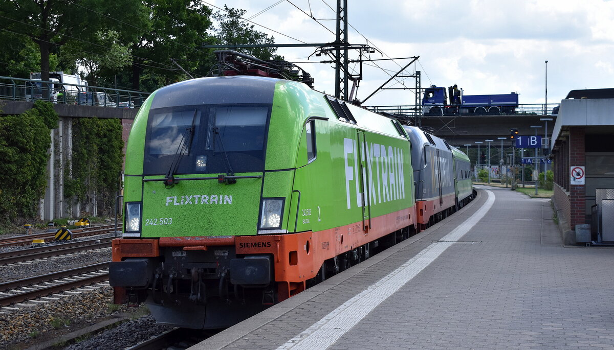 FlixTrain GmbH, München [D] mit dem gemieteten Hectrorrail Taurus  242.503  [NVR-Nummer: 91 80 6 182 503-3 D-HRDE] + der wohl defekten  242.502 , Name: Zurg  [NVR-Nummer: 91 80 6182 502-5 D-HRDE] und Wagengarnitur am Haken mit über 2 stündiger Verspätung bei der Einfahrt Bahnhof Hamburg-Harburg am 20.05.25 