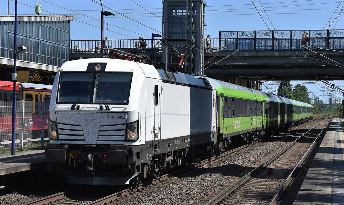 FlixTrain GmbH, München [D] mit der recht neuen geleasten ELL Vectron  7193 602  [NVR-Nummer: 91 80 7193 602-8 D-ELOC] und Wagengarnitur zur Bereitstellung am 13.06.25 Durchfahrt Bahnhof Berlin-Hohenschönhausen.