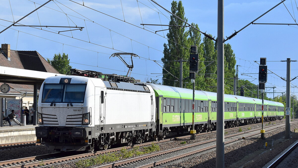 FlixTrain GmbH, München [D] mit der geleasten ELL Vectron  193 937  [NVR-Nummer: 91 80 6193 937-0 D-ELOC] und Wagengarnitur Richtung Berlin Hbf. am 16.07.25 Höhe Bahnhof Luckenwalde.