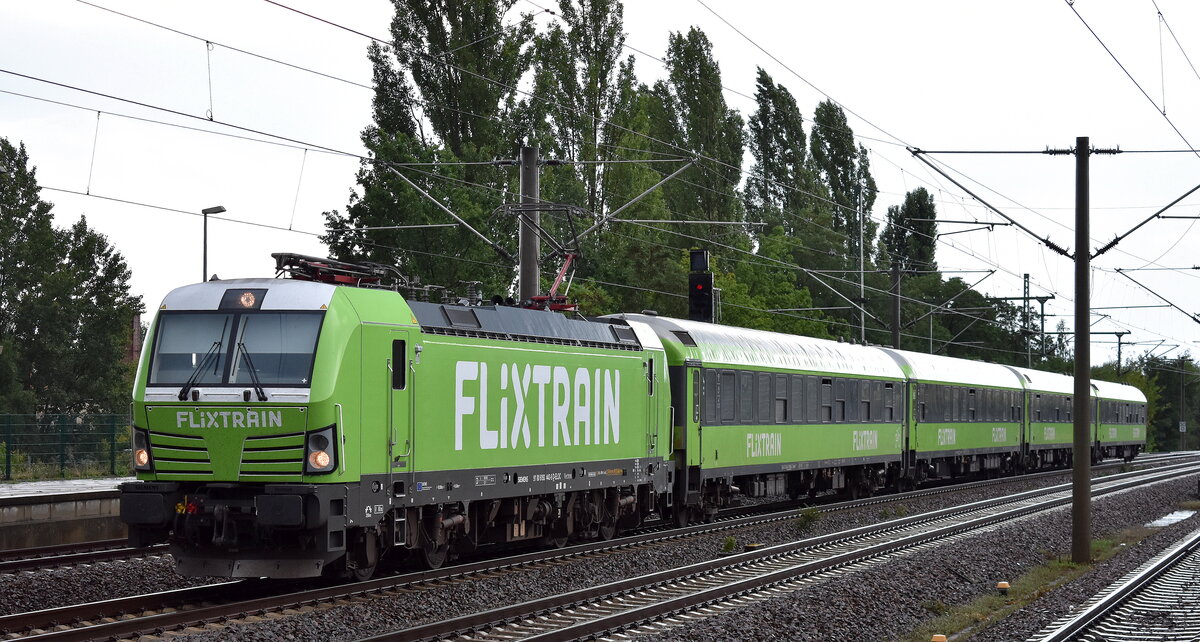 FlixTrain GmbH, München [D] mit der geleasten ELL Vectron  193 443  [NVR-Nummer: 91 80 6193 443-9 D-ELOC] und Wagengarnitur Richtung Berlin Hbf. am 22.07.25 Höhe Bahnhof Luckenwalde.