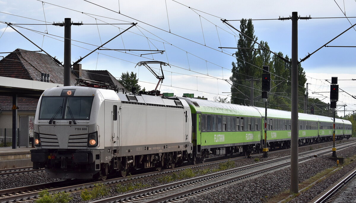 FlixTrain GmbH, München [D] mit der geleasten ELL Vectron  7193 600  [NVR-Nummer: 91 80 7193 600-2 D-ELOC] und Wagengarnitur Richtung Berlin Hbf. am 22.07.25 Höhe Bahnhof Luckenwalde.