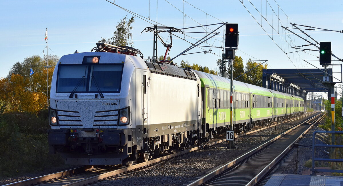 FlixTrain GmbH, München [D] mit der geleasten ELL Vectron  7193 606  [NVR-Nummer: 91 80 7193 606-9 D-ELOC] und Wagengarnitur aus Richtung Leipzig am 13.10.25 Durchfahrt Bahnhof Roßlau (Elbe).