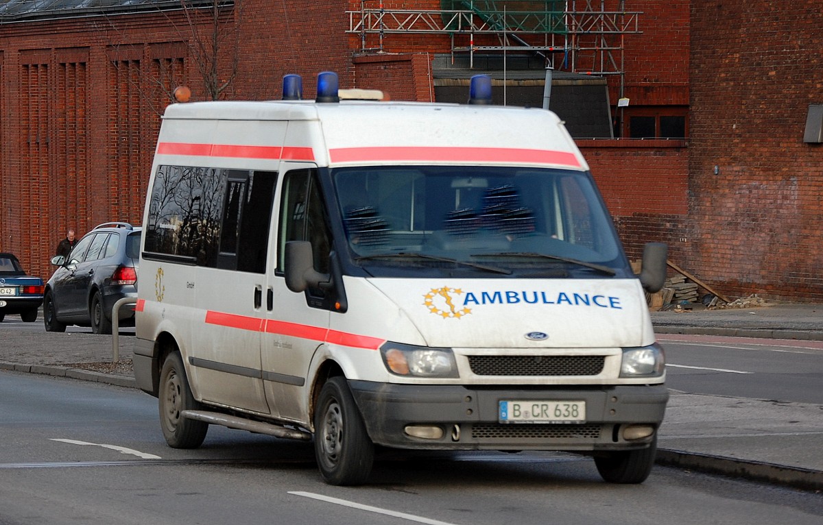 FORD TRANSIT Krankentransportfahrzeug aus Berlin einer mir nicht bekannten Fa., 03.02.14 Berlin-Putlitzbrücke.