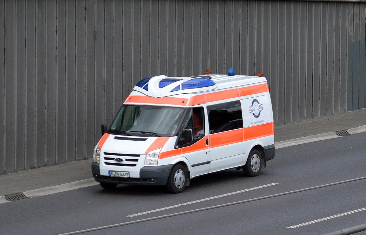 Ford TRANSIT Krankentransportwagen der Fa. Krankentransporte Medicus aus Berlin Treptow am 07.05.15 Berliner Stadtautobahn Höhe Knobelsdorffstr.