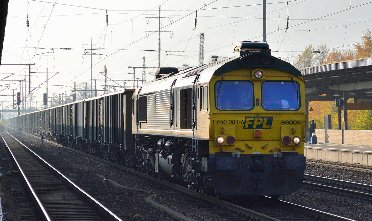FPL 66005/3 650 004-6 mit firmeneigenen Ganzzug offener Güterwagen am 11.11.16 Bf. Flughafen Berlin-Schönefeld.