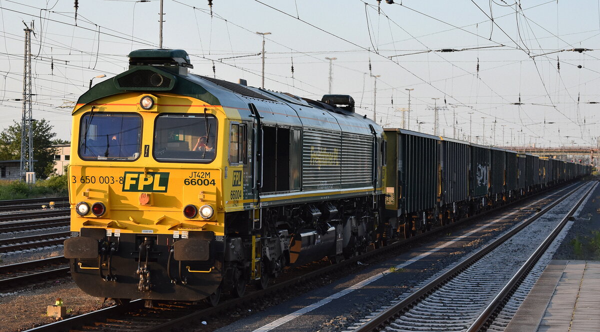 FPL - Freightliner PL Sp. z o.o., Warszawa [PL] mit  66004  [NVR:  92 51 3650 003-8 PL-FPL ] und einem Ganzzug Drehgestell-Hochbordwagen am 19.06.25 Höhe Bahnhof Senftenberg.