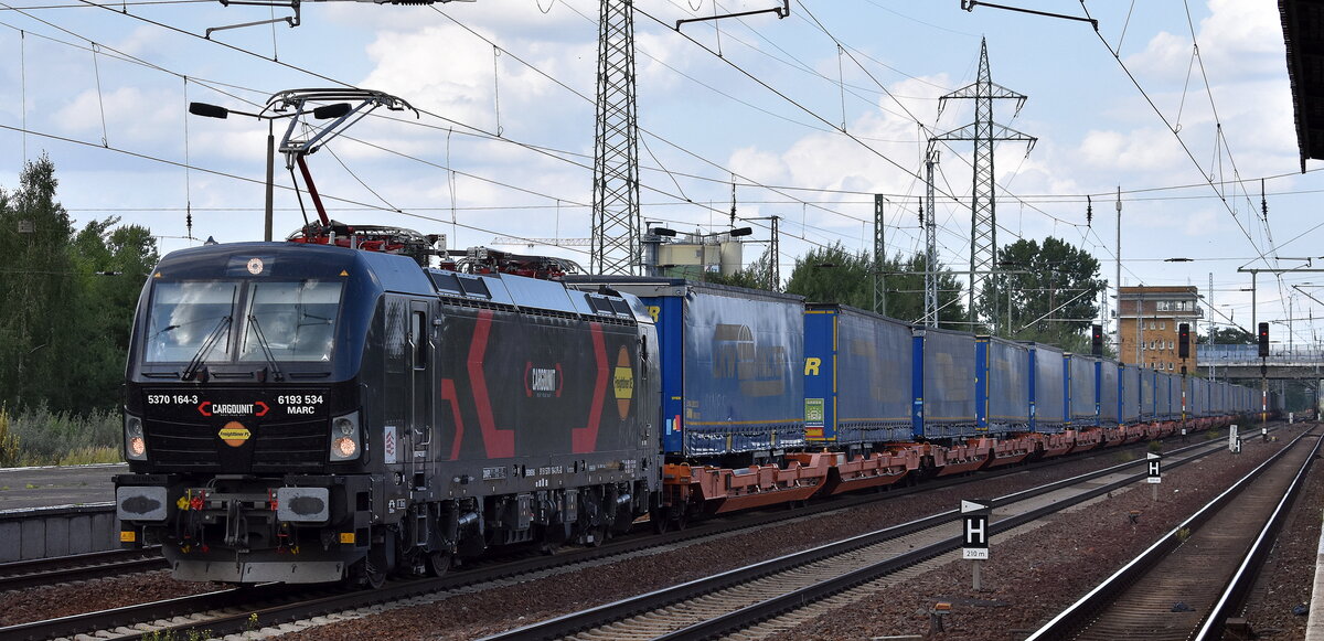 FPL - Freightliner PL Sp. z o.o., Warszawa [PL] mit der neuen geleasten polnischen Cargounit Vectron  5370 164-3 / 6193 534 , Name:  MARC  [NVR-Nummer: 91 51 5370 164-3 PL-ID] und einem KLV-Zug am 20.08.25 Höhe Bahnhof Schönefeld. b. Berlin.