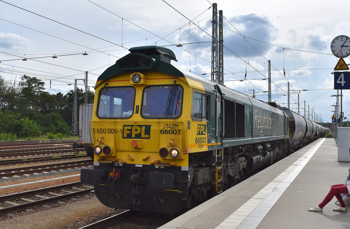 FPL - Freightliner PL Sp. z o.o., Warszawa [PL] mit ihrer  3 650 006-1/66007  [NVR:  92 51 3650 006-1 PL-FPL ] und einem Getreidezug am 10.09.25 Durchfahrt Bahnhof Ruhland.