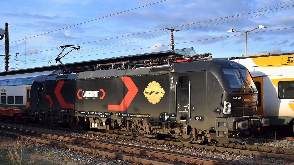 FPL - Freightliner PL Sp. z o.o., Warszawa [PL] mit der geleasten CargoUnit Vectron  5370 061-1 , Name:  Radek  (NVR: 91 51 5370 061-1 PL-ID ) und einem KLV-Zug Richtung Polen am 29.10.25 Höhe Bahnhof Frankfurt/Oder.