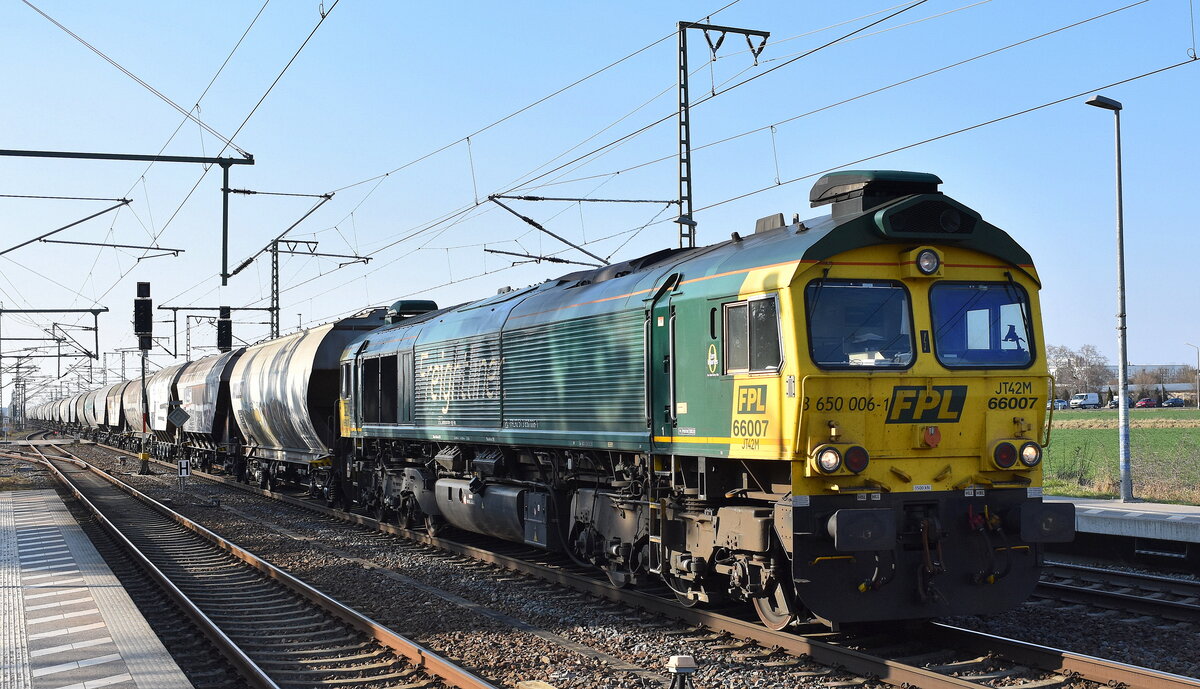 FPL - Freightliner PL Sp. z o.o. mit  66007  [NVR:  92 51 3650 006-1 PL-FPL ] und einem Getreidezug am 19.03.26 Höhe Bahnübergang Rodleben.