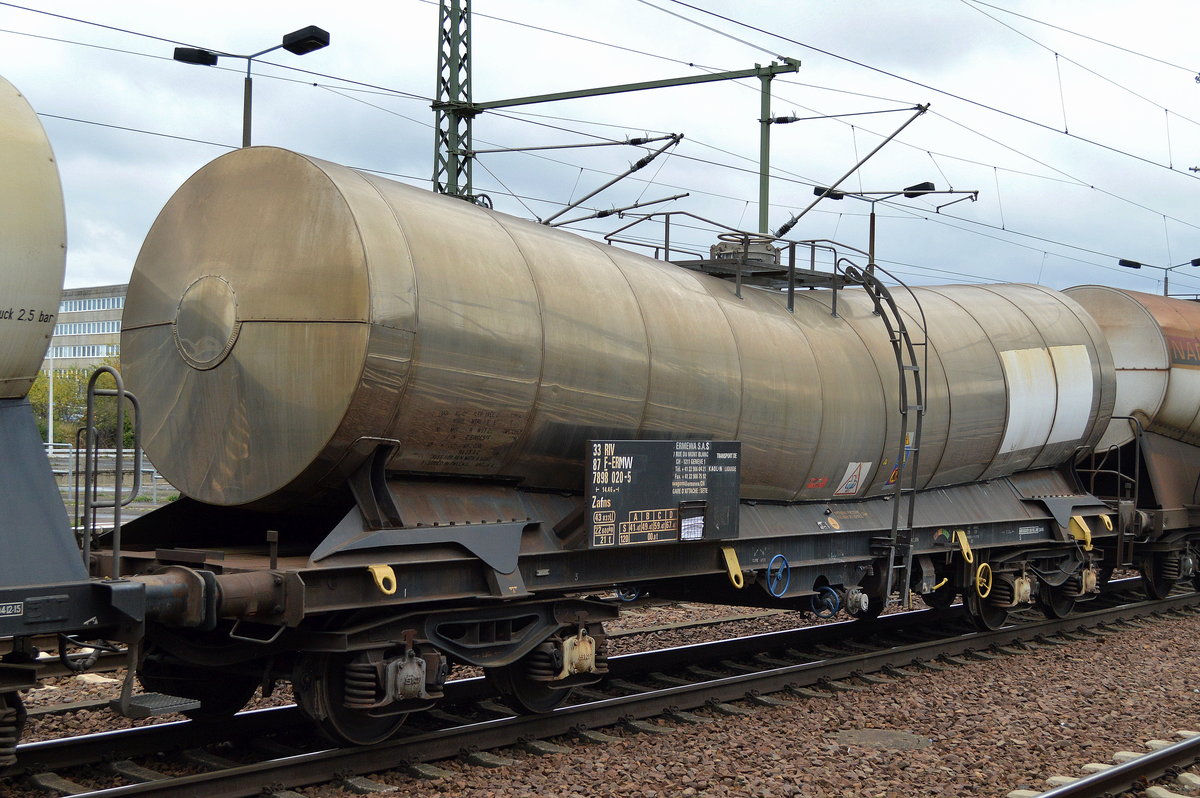Französicher Knickkesselwagen vom Einsteller ERMEWA S.A.S. mit der Nr. 33 RIV 87 F-ERMW 7898 020-5 Zafns am 11.11.17 Bf. Flughafen berlin-Schönefeld.