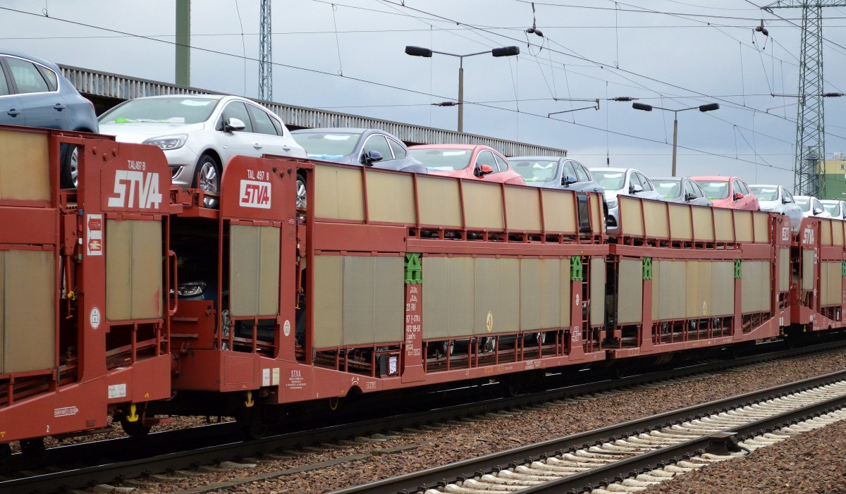 Franz�sische PKW-Transportwagen-Einheit vom Wageneinsteller STVA mit der Nr. 23 RIV 87 F-STVA 4372 159-5(P) Laaefrs beladen mit fabrikneuen Vauxhall Astra am 19.03.14 Bhf. Flughafen Berlin-Sch�nefeld.