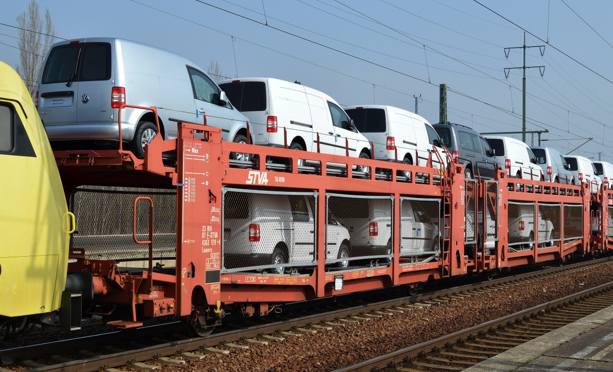 Franz�sische PKW transportwageneinheit vom Einsteller STVA mit der Nr. 23 RIV 87 F-STVA 4363 179-4 Laaers beladen mit fabrikneuen VW Caddy am 01.04.14 im Bhf. Flughafen Berlin-Sch�nefeld. 