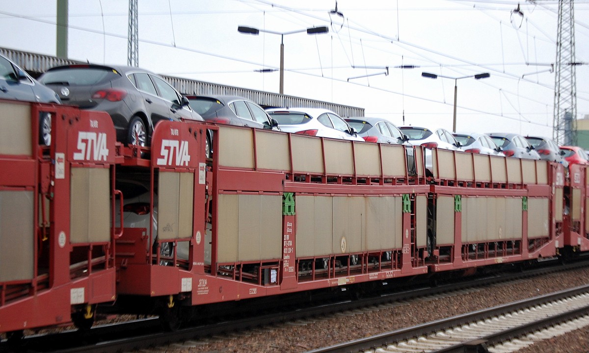 Franz�sische PKW-Transportwageneinheit vom Einsteller STVA mit der Nr. 23 RIV 87 F-STVA 4372 224-7 Laaefrs beladen mit fbrikneuen Vauxhall Astra am 19.02.14 Bhf. Flughafen Berlin-Sch�nefeld.