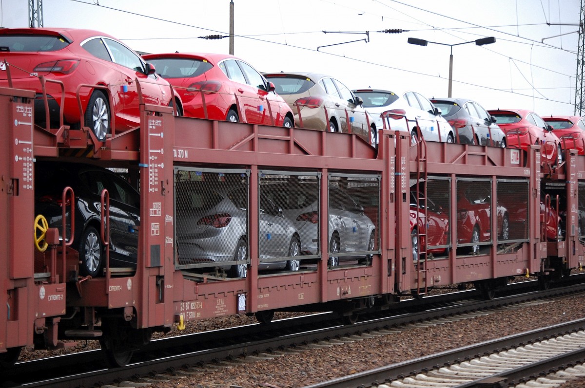 Franz�sische PKW-Transportwageneinheit vom Einsteller STVA mit der Nr. 23 RIV 87 F-STVA 4292 573-4 Laes am 19.02.14 Bhf. Flughafen Berlin-Sch�nefeld.