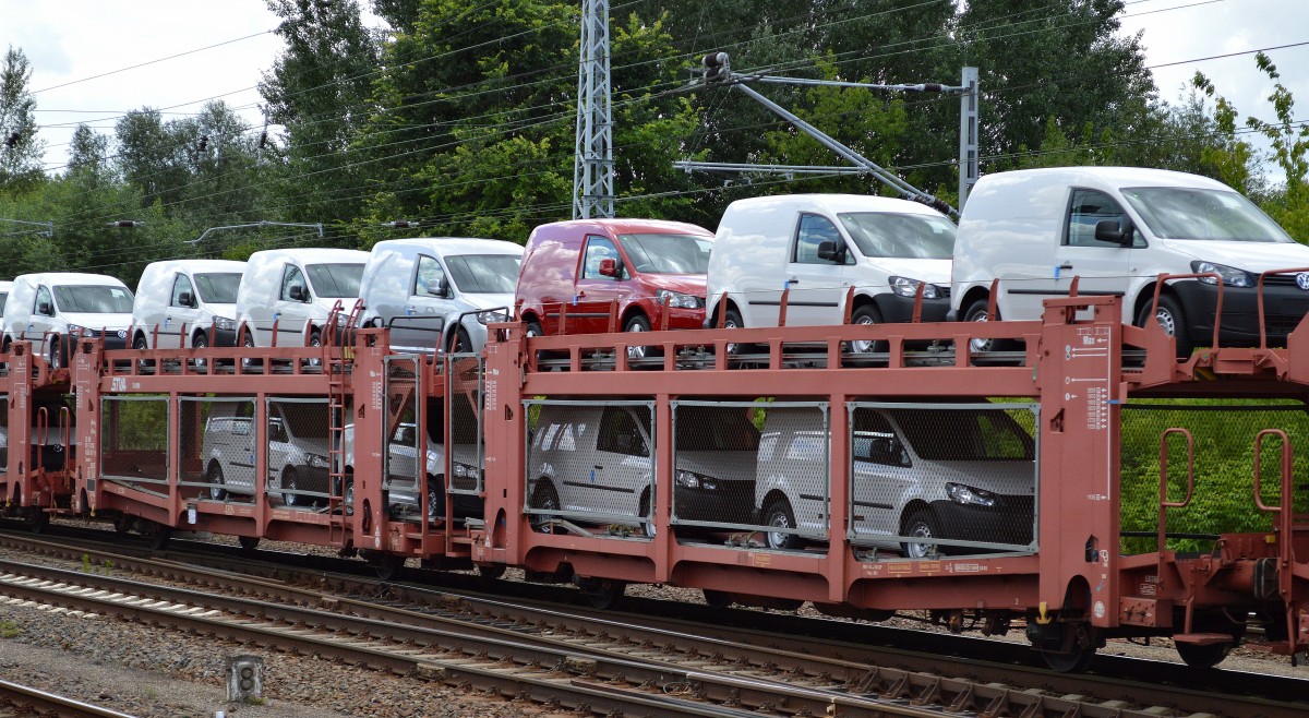 Franz�sische PKW-Transportwageneinheit vom Einsteller STVA mit der Nr. 23 RIV 87 F-STVA 4363 077-0 Laaers mit fabrikneuen VW-Caddy am 01.07.14 Berlin-Springpfuhl. 