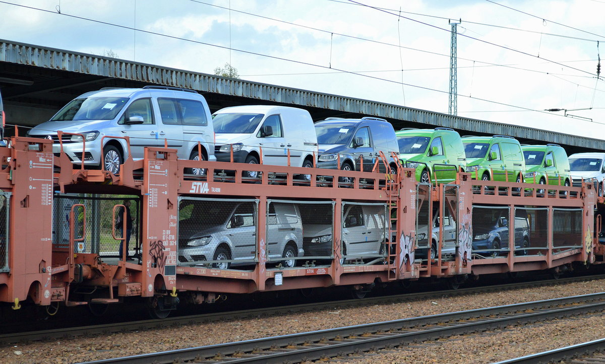 Französische PKW-Transportwageneinheit vom Einsteller STVA mit der Nr. 23 RIV 87 F-STVA 4363 236-6 Laaers mit fabrikeneuen VW Nutzfahrzeugen vom Typ VW Caddy am 26.04.16 Bf. Flughafen Berlin-Schönefeld.