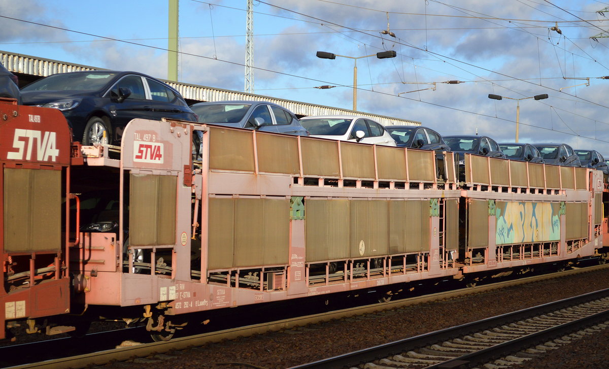 Französische PKW-Transportwageneinheit vom Einsteller S.T.V.A. mit der Nr. 23 RIV 87 F-STVA 4372 292-4(P) Laaefrs beladen mit fabrikneuen Vauxhall Astra am 27.11.16 Bf. Flughafen Berlin-Schönefeld. 
