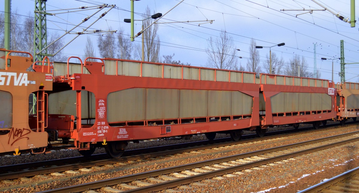 Französische Wageneinheit für den Transport von PKW vom Einsteller S.T.V.A. mit der Nr. 23 RIV 87 F-STVA 4366 120-5 Laaeks am 06.02.15 Bhf. Flughafen Berlin-Schönefeld.