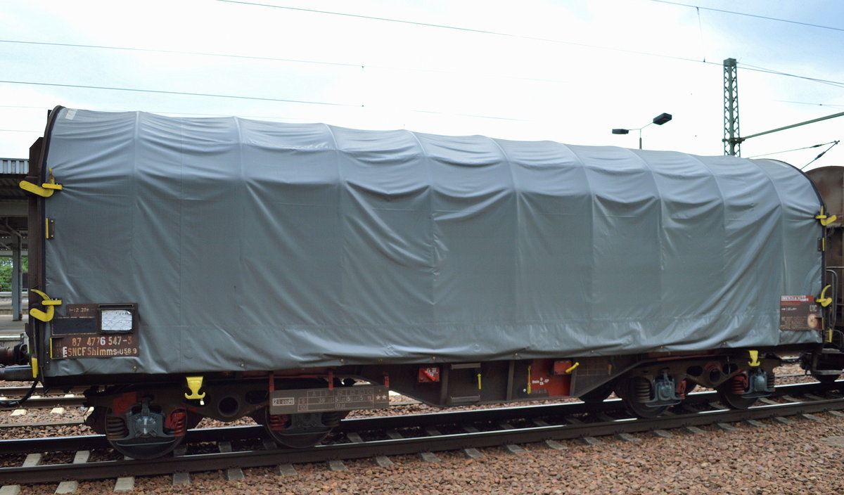 Französischer Drehgestell-Flachwagen für Coiltransporte mit Schiebeplanen mit der Nr. 31 RIV 87 F-SNCF 4776 547-3 Shimms-u 589 am 29.07.16 Bf. Flughafen Berlin-Schönefeld.