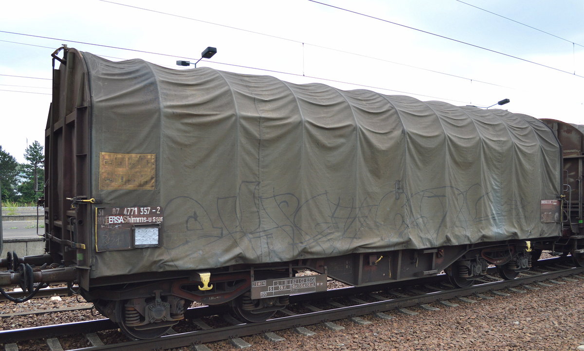 Französischer Drehgestell-Flachwagen für Coiltransporte mit Schiebeplanen mit der Nr. 31 RIV 87 F-ERSA 4771 357-2 Shimms-u 589 am 29.07.16 Bf. Flughafen Berlin-Schönefeld.
