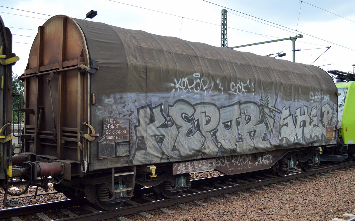 Französischer Drehgestell-Flachwagen für Coiltransporte mit Schiebeplanen mit der Nr. 31 RIV 87 F-SNCF 466 8 648-0 Shimmns-u 18 6 am 29.07.16 Bf. Flughafen Berlin-Schönefeld.