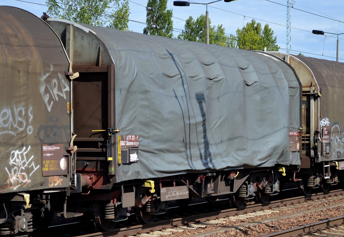 Französischer Drehgestell-Flachwagen mit Schiebeplane für Coiltransporte mit der Nr. 87 F-SNFC 4771 226-9 Shimms-us 589 am 08.09.15 Bhf. Flughafen Berlin-Schönefeld.