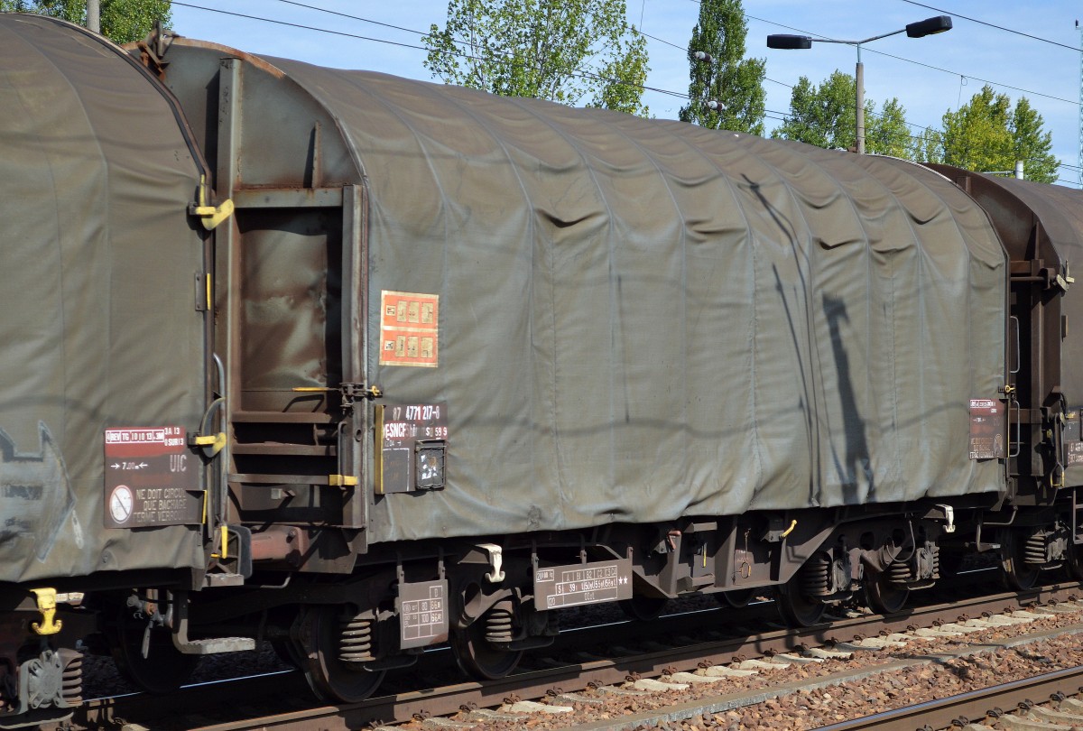 Französischer Drehgestell-Flachwagen mit Schiebeplane für Coiltransporte mit der Nr. 87 F-SNFC 4771 217-8 Shimms-us 589 am 08.09.15 Bhf. Flughafen Berlin-Schönefeld.