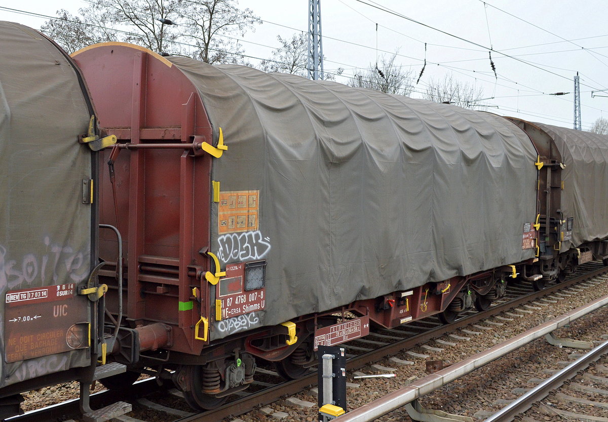 Französischer Drehgestell-Flachwagen mit Schiebeplane mit der Nr. 31 RIV 87 F-ERSA 4768 007-8 Shimms U am 04.04.16 Berlin-Köpenick.
