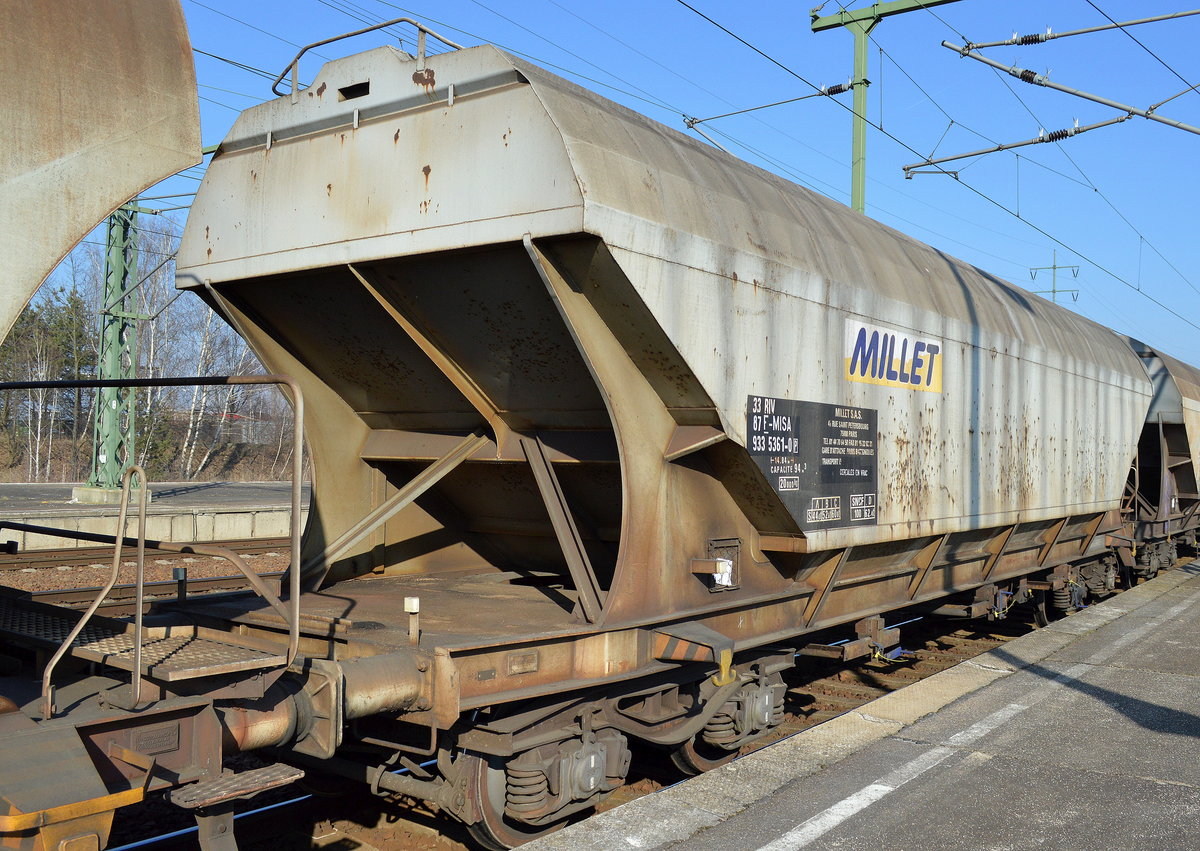 Französischer Drehgestell-Schüttgutwagen mit dosierbarer Schwerkraftentladung für Getreide vom Einsteller MILLET S.A.S. mit der Nr. 33 RIV 87 F-MISA 933 5661-0(P) Uagps TRANSPORT DE: CEREALES EN VRAC am 13.02.17 im Bf. Flughafen Berlin-Schönefeld.