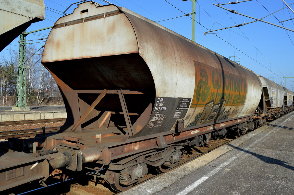 Französischer Drehgestell-Schüttgutwagen mit dosierbarer Schwerkraftentladung für Getreide vom Einsteller MILLET S.A.S. mit der veralteten Nr. 33 RIV 87 SNCF 933 9 203-0(P)Uagps altes Firmenlogo:  GOYOMARCH NUTRITION ANIMALE  TRANSPORT DE: CEREALES EN VRAC am 13.02.17 im Bf. Flughafen Berlin-Schönefeld.