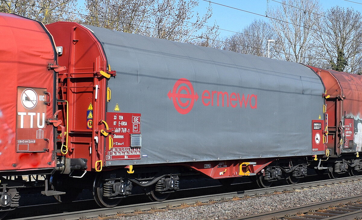 Französischer Drehgestellflachwagen mit vier Radsätzen, verschiebbarem Planenverdeck und Lademulden für Coil-/Spaltbandtransporte vom Einsteller ERMEWA SA it der Nr. 33 TEN 87 F-ERSA 4669 769-1 Shimmns (GE) in einem gemischten Güterzug am 27.03.25 Höhe Bahnhof Niederndodeleben.