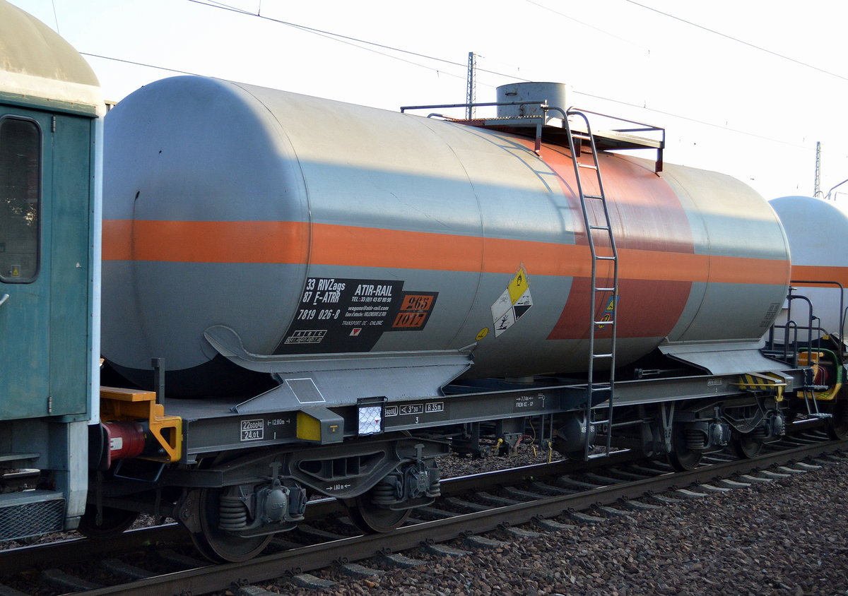 Französischer Gasdruckkesselwagen vom Einsteller ATIR-RAIL mit der Nr. 33 RIV 87 F-ATRR 7819 026-8 Zags (UN-Nr. 265/1017 = Chlorgas) am 13.09.16 Bf. Flughafen Berlin-Schönefeld.
