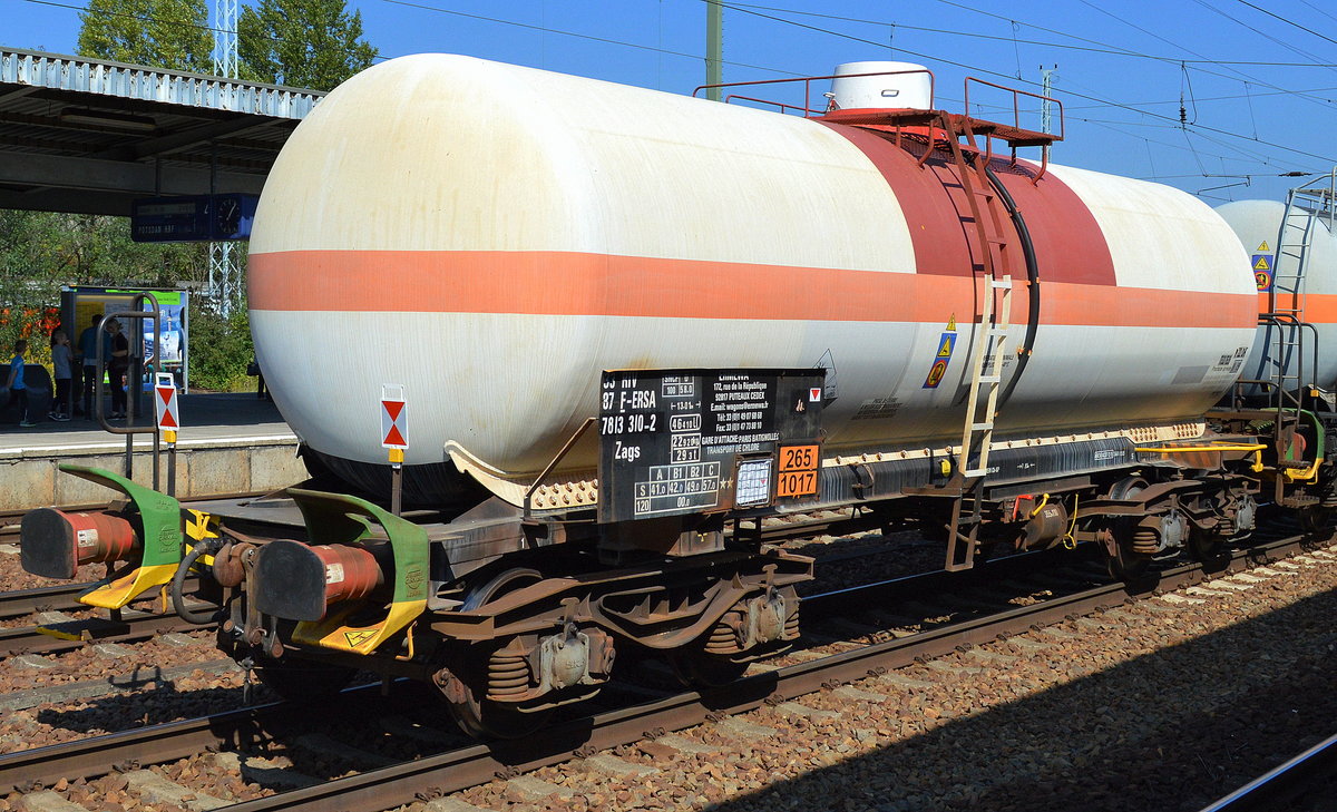 Französischer Gasdruckkesselwagen vom Einsteller ERMEWA mit der Nr. 33 RIV 87 F-ERSA 7813 310-2 Zags (UN-Nr. 265/1017 = Chlorgas) am 08.09.16 Bf.Flughafen Berlin-Schönefeld.