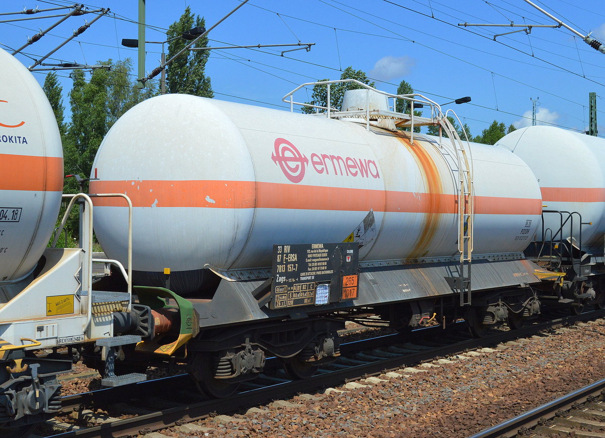 Französischer Gasdruckkesselwagen vom Einsteller ermewa mit der Nr. 33 RIV 87 F-ERSA 7813 157-7 Zags GARE D`ATTACHE:PARIS BATIGNOLLES (UN-Nr.:265/1017 = Chlorgas) am 29.06.16 Bf. Flughafen Berlin-Schönefeld.