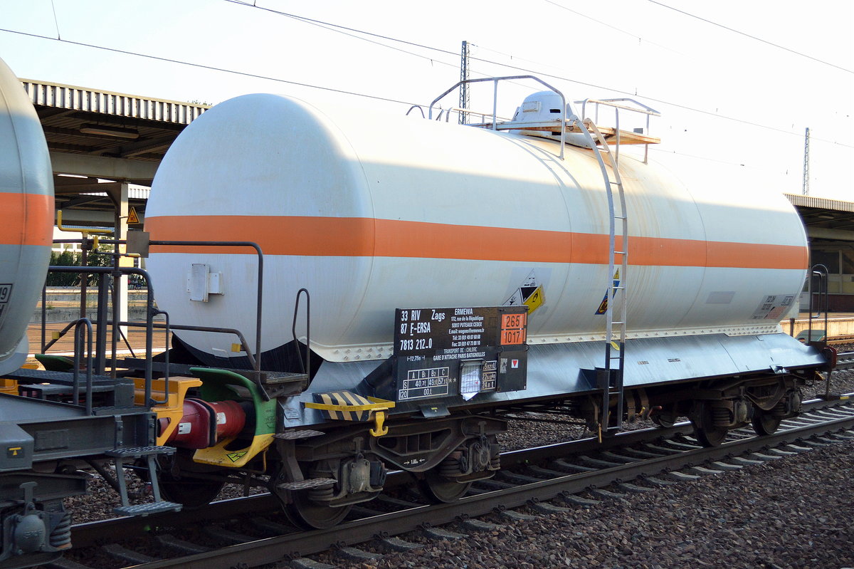 Französischer Gasdruckkesselwagen vom Einsteller ERMEWA SA mit der Nr. 33 RIV 87 F-ERSA 7813 212-0 Zags (UN-Nr. 265/1017 = Chlorgas) am 13.09.16 Bf. Flughafen Berlin-Schönefeld.