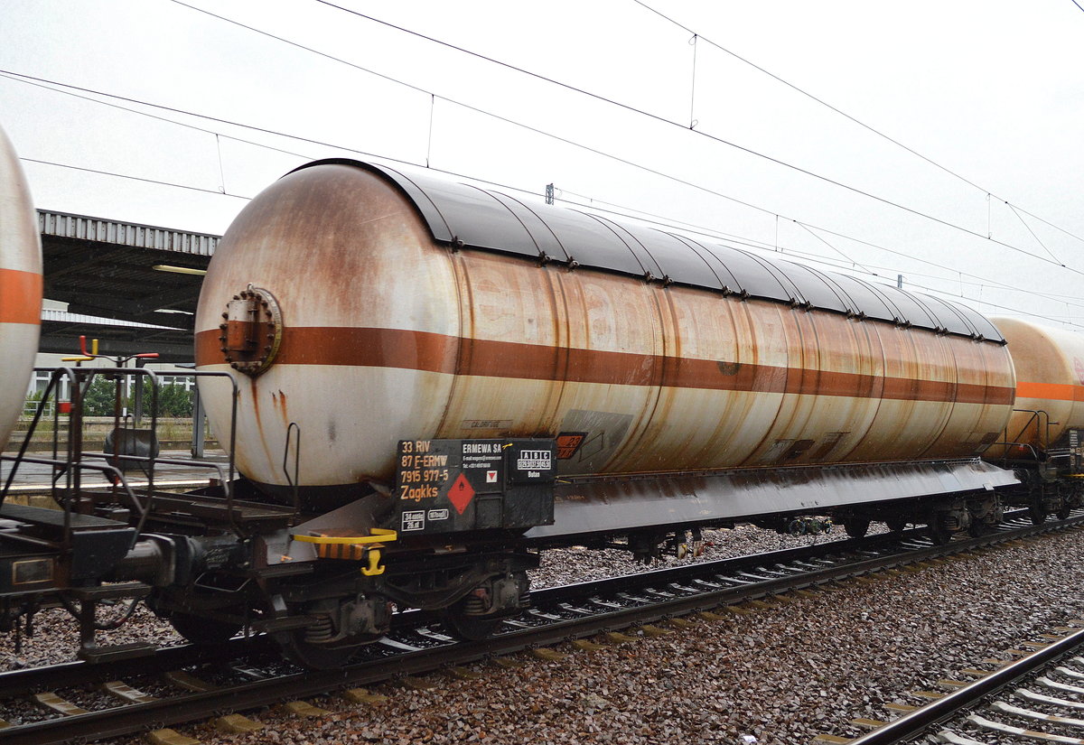 Französischer Gasdruckkesselwagen vom Einsteller ERMEWA SA mit der Nr. 33 RIV 87 F-ERMW 7915 977-5 Zagkks (UN-Nr.: 23/1011 = Butan ) am 10.07.17 Bf. Flughafen Berlin-Schönefeld.
