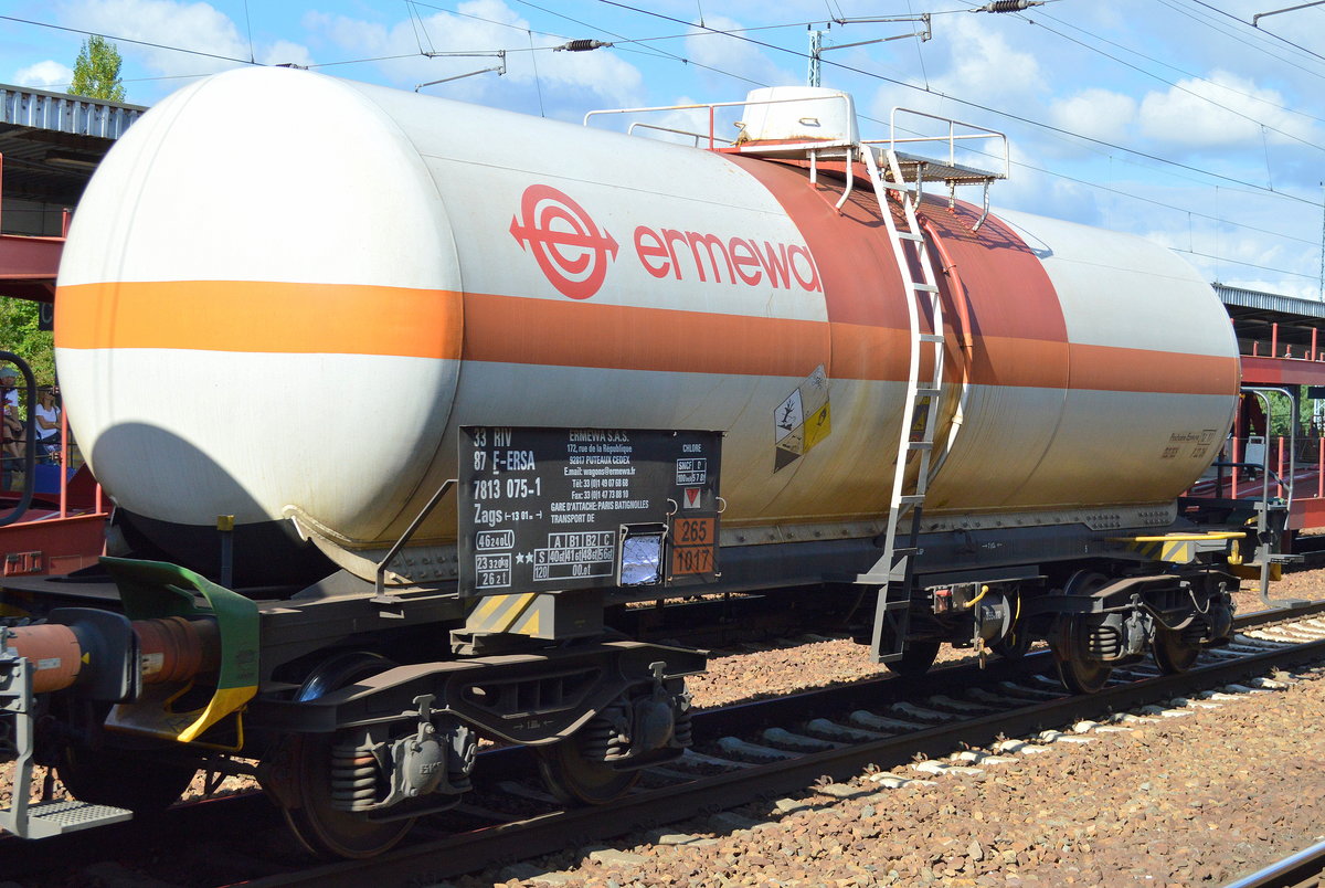 Französischer Gasdruckkesselwagen vom Einsteller ERMEWA S.A.S. mit der Nr. 33 RIV 87 F-ERSA 7813 075-1 Zags (Un-Nr. 265/1017 = Chlorgas) am 05.09.16 Bf. Flughafen Berlin-Schönefeld.