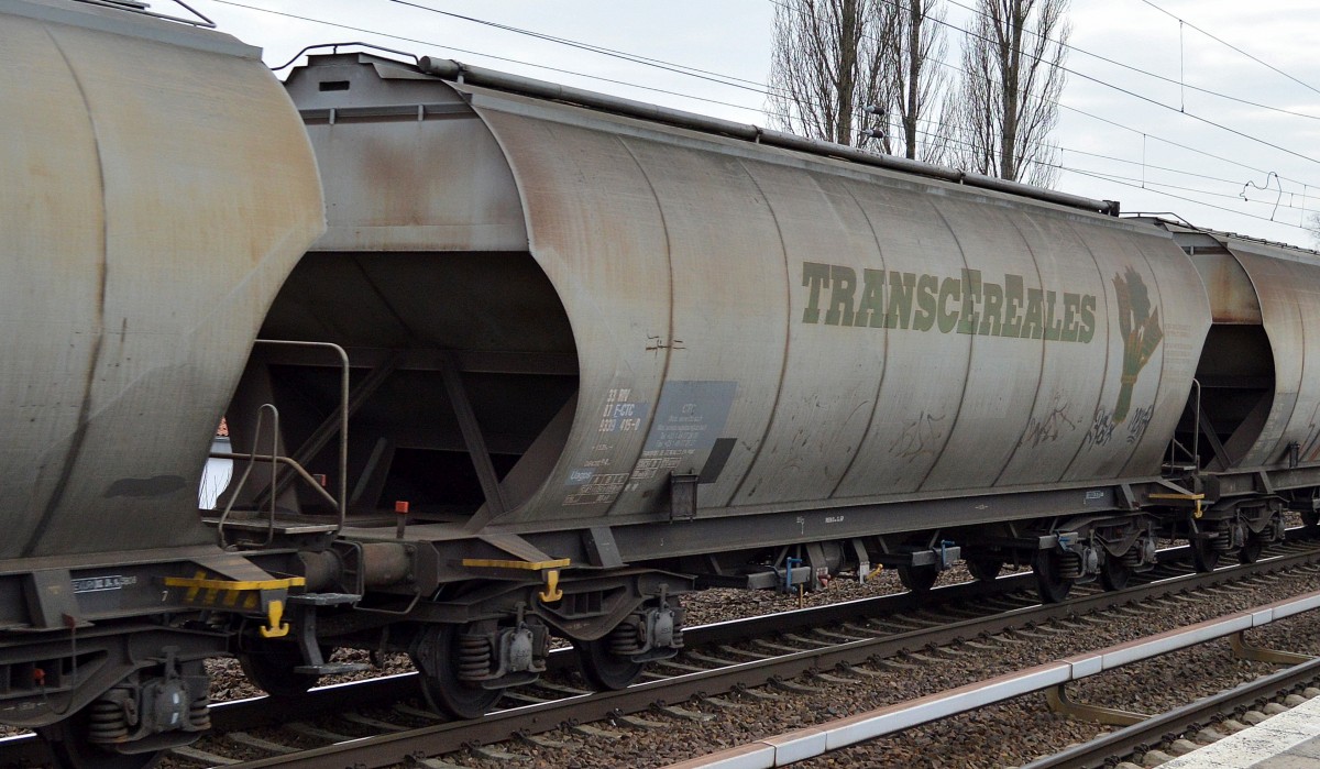 Französischer Getreidesilowagen vom Einsteller C.T.C mit der Aufschrift TRANSCEREALES mit der Nr. 33 RIV 87 F-CTC 9339 415-0 Uagps am 28.01.15 Berlin-Karow.