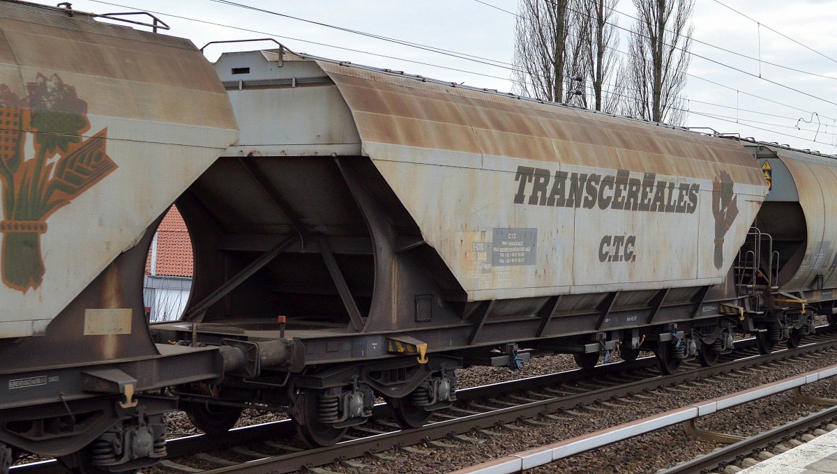 Französischer Getreidesilowagen vom Einsteller CTC mit der Aufschrift TRANSCEREALES mit der Nr. 33 RIV 84 F-CTC 9332 344-9 Uagps am 28.01.15 Berlin-Karow.