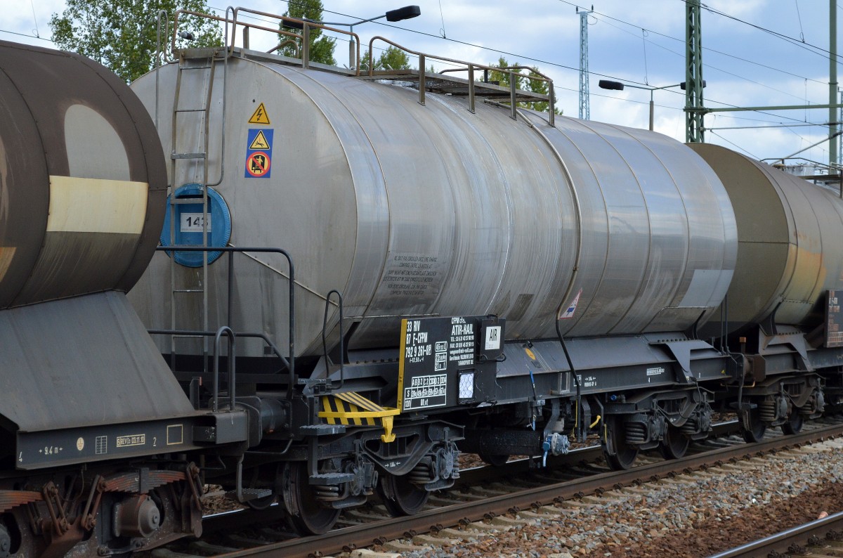 Franz�sischer Kesselwagen vom Einsteller ATIR-RAIL eingestellt mit der Nr. 33 RIV 87 F-CFPM 792 9 261-8(P) f�r den Transport von Kreideschlamm am 20.08.14 Bhf. Flughafen Berlin-Sch�nefeld.