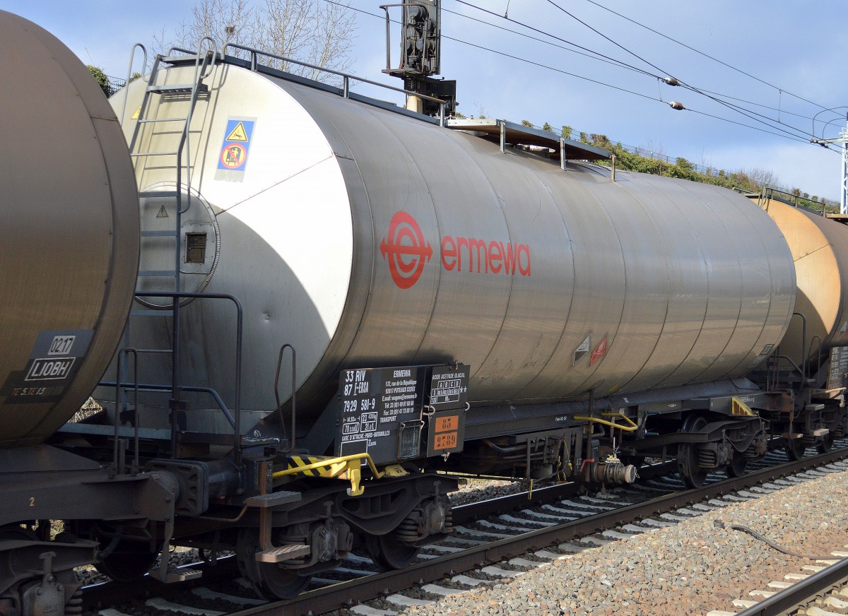 Französischer Kesselwagen vom Einsteller ERMEWA mit der Nr. 33 RIV 87 F-ERSA 7929 581-9 Zacns (UN-Nr. 83/2789 = Essigsäure), 05.03.15 Berlin-Hohenschönhausen.