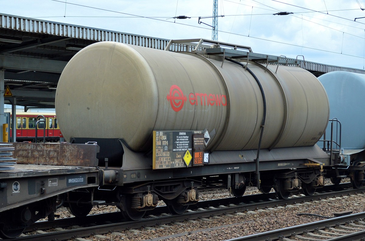 Französischer Kesselwagen vom Einsteller ERMEWA mit der Nr. 33 RIV 87 F-ERSA 7868 837-8 Zacs (UN-Nr. 58/2014 = Wasserstoffperoxid) am 26.05.15 Bhf. Flughafen Berlin-Schönefeld.