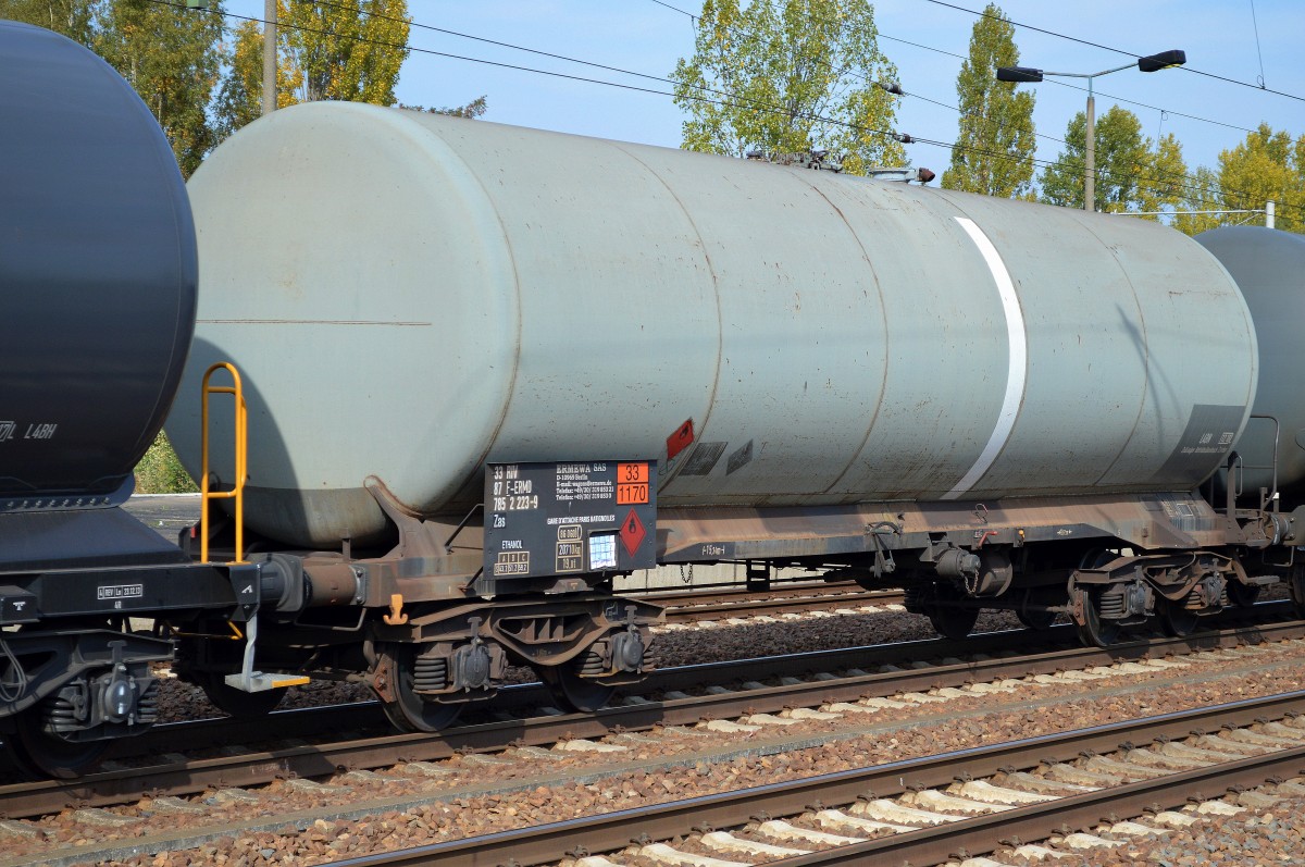 Französischer Kesselwagen vom Einsteller ERMEWA mit der Nr. 33 RIV 87 F-ERMD 785 2 223-9 Zas GARE D`ATTACHE PARIS BATTIGNOLLES (UN-Nr. 33/1170 = Ethanol) am 04.10.15 Bhf. Flughafen Berlin-Schönefeld.
