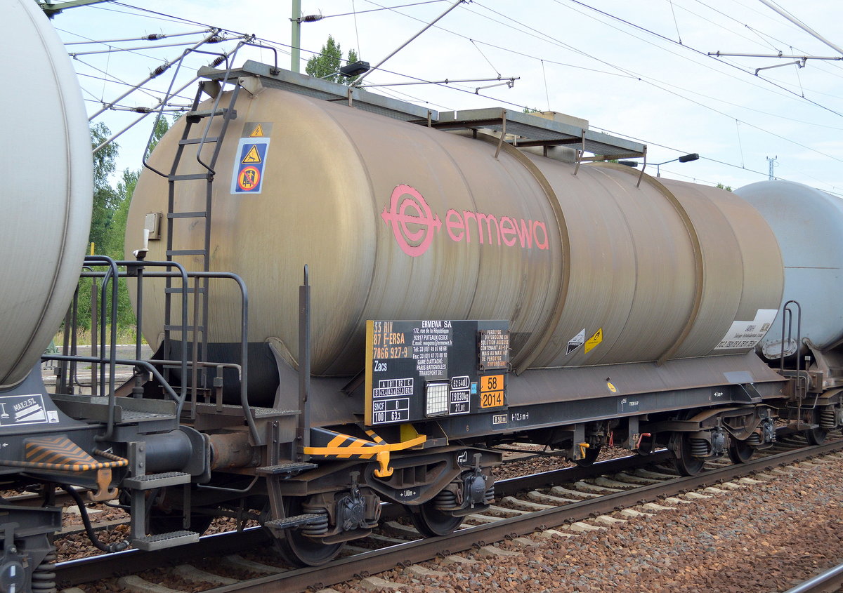Französischer Kesselwagen vom Einsteller ermewa SA mit der Nr. 33 RIV 87 F-ERSA 7866 927-9 Zacs (UN-Nr. 58/2014 = Wasserstoffperoxid) am 21.07.16 Bf. Flughafen Berlin-Schönefeld.