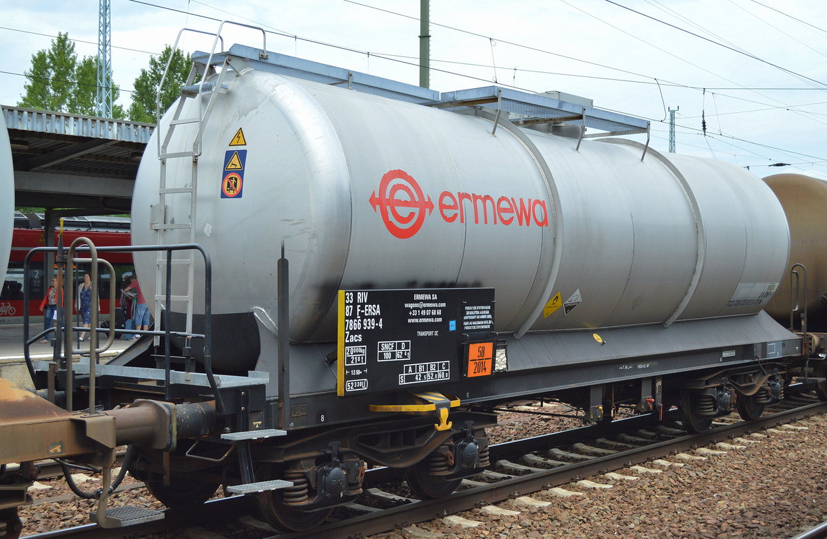 Französischer Kesselwagen vom Einsteller ermewa SA mit der Nr. 33 RIV 87 F-ERSA 7866 939-4 Zacs (UN-Nr. 58/2014 = Wasserstoffperoxid) am 21.07.16 Bf. Flughafen Berlin-Schönefeld.
